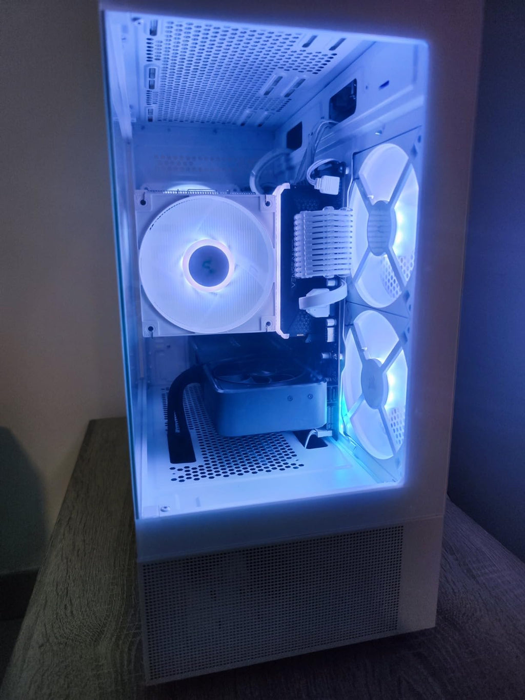 PC Gamer Astro - RX 9070 XT FPS Factory